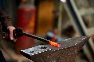 Erimiş metal tedavisinde arka plan, yakın çekim bulanık.