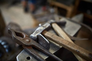 Onun forge, seçici odak üstünde metal bir parça işleme bir demirci elleri Close-up.