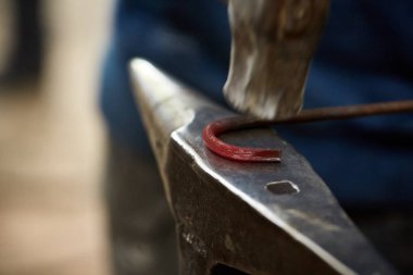 Onun forge, seçici odak üstünde metal bir parça işleme bir demirci elleri Close-up.