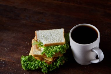 Kahvaltı Masası sandviç ve kahve rustik ahşap arka plan, yakın çekim, seçici odak ile