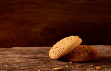 Yulaf kurabiye ahşap masa, yakın çekim, seçici odak yığını.