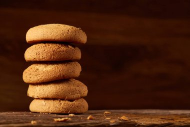 Yulaf kurabiye ahşap masa, yakın çekim, seçici odak yığını.