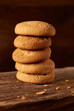 Yulaf kurabiye ahşap masa, yakın çekim, seçici odak yığını.