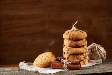 Ahşap masa, yakın çekim, seçici odak saf peçete üzerinde ev yapımı kurabiye