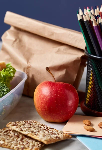 Geri okul kavramı, okul malzemeleri, bisküvi ve beslenme çantası beyaz Danışma, seçici odak, yakın çekim için.
