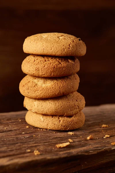 Pile de biscuits à l'avoine sur table en bois, gros plan, mise au point sélective . — Photo