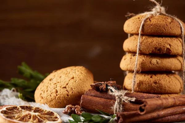 Ahşap masa, yakın çekim, seçici odak saf peçete üzerinde ev yapımı kurabiye