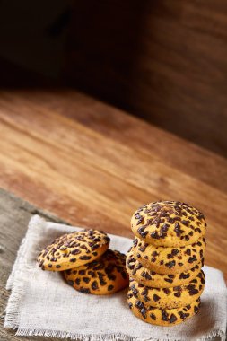 Beyaz fincan çay ve ülke tarzı ahşap arka plan, yakın çekim, seçici odak bir oturum tanımlama bilgileri