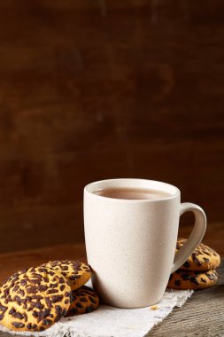 Beyaz fincan çay ve ülke tarzı ahşap arka plan, yakın çekim, seçici odak bir oturum tanımlama bilgileri