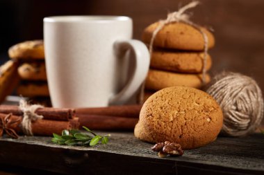 Beyaz fincan çay ve ülke tarzı ahşap arka plan, yakın çekim, seçici odak bir oturum tanımlama bilgileri