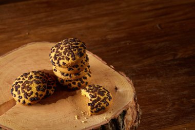 Geleneksel Noel çay kavramı ile kurutulmuş portakal, kurabiye ve dekorasyon ahşap bir masa, seçici odak üzerinde