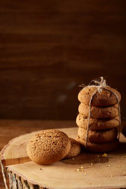 Geleneksel Noel çay kavramı ile kurutulmuş portakal, kurabiye ve dekorasyon ahşap bir masa, seçici odak üzerinde