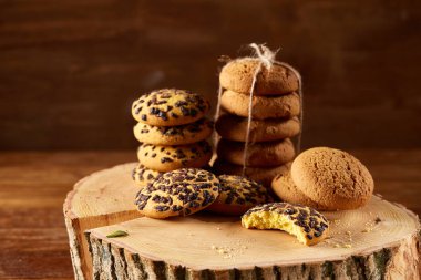 Geleneksel Noel çay kavramı ile kurutulmuş portakal, kurabiye ve dekorasyon ahşap bir masa, seçici odak üzerinde