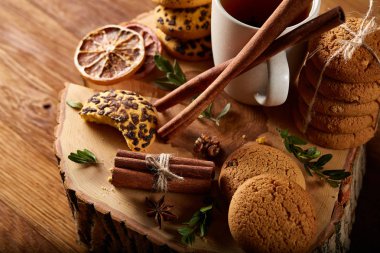 Beyaz fincan çay ve ülke tarzı ahşap arka plan, yakın çekim, seçici odak bir oturum tanımlama bilgileri