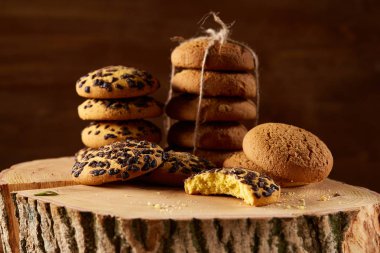 Geleneksel Noel çay kavramı ile kurutulmuş portakal, kurabiye ve dekorasyon ahşap bir masa, seçici odak üzerinde