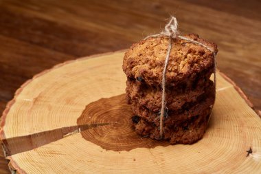 Çikolata Bisküvi bir yuvarlak ahşap oturum rustik ahşap arka plan, yakın çekim, seçici odak grup.