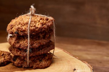 Çikolata Bisküvi bir yuvarlak ahşap oturum rustik ahşap arka plan, yakın çekim, seçici odak grup.