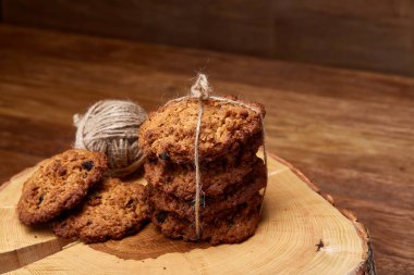 Çikolata Bisküvi bir yuvarlak ahşap oturum rustik ahşap arka plan, yakın çekim, seçici odak grup.