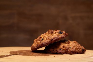 Çikolata Bisküvi bir yuvarlak ahşap oturum rustik ahşap arka plan, yakın çekim, seçici odak grup.