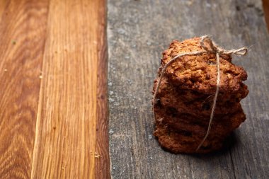 Çikolata Bisküvi bir yuvarlak ahşap oturum rustik ahşap arka plan, yakın çekim, seçici odak grup.