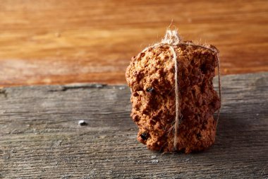 Çikolata Bisküvi bir yuvarlak ahşap oturum rustik ahşap arka plan, yakın çekim, seçici odak grup.