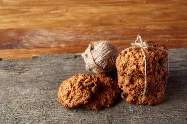 Çikolata Bisküvi bir yuvarlak ahşap oturum rustik ahşap arka plan, yakın çekim, seçici odak grup.