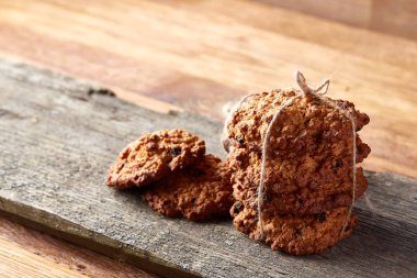 Çikolata Bisküvi bir yuvarlak ahşap oturum rustik ahşap arka plan, yakın çekim, seçici odak grup.