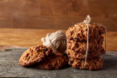 Çikolata Bisküvi bir yuvarlak ahşap oturum rustik ahşap arka plan, yakın çekim, seçici odak grup.