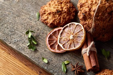 Çikolatalı Bisküvi, tarçın ve ahşap arka plan üzerinde kurutulmuş portakal ile Noel kompozisyon yakın çekim.
