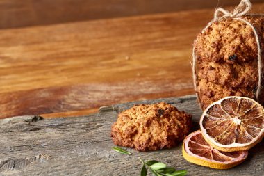 Çikolatalı Bisküvi, tarçın ve ahşap arka plan üzerinde kurutulmuş portakal ile Noel kompozisyon yakın çekim.