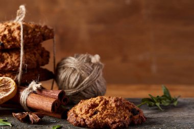 Çikolatalı Bisküvi, tarçın ve ahşap arka plan üzerinde kurutulmuş portakal ile Noel kompozisyon yakın çekim.