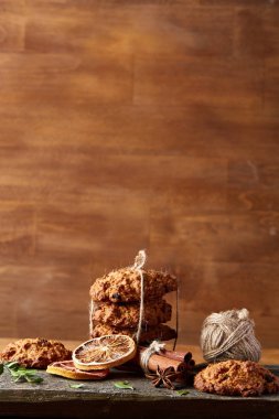 Çikolatalı Bisküvi, tarçın ve ahşap arka plan üzerinde kurutulmuş portakal ile Noel kompozisyon yakın çekim.