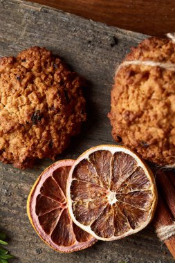 Çikolatalı Bisküvi, tarçın ve ahşap arka plan üzerinde kurutulmuş portakal ile Noel kompozisyon yakın çekim.