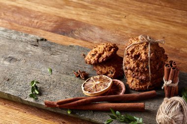 Çikolatalı Bisküvi, tarçın ve ahşap arka plan üzerinde kurutulmuş portakal ile Noel kompozisyon yakın çekim.