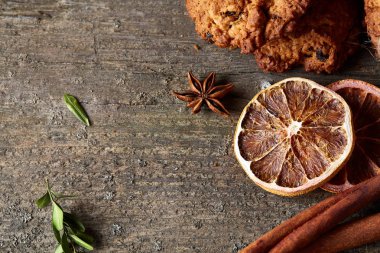 Çikolatalı Bisküvi, tarçın ve ahşap arka plan üzerinde kurutulmuş portakal ile Noel kompozisyon yakın çekim.