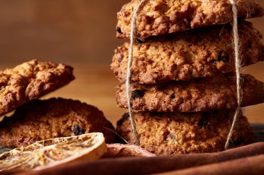 Çikolatalı Bisküvi, tarçın ve ahşap arka plan üzerinde kurutulmuş portakal ile Noel kompozisyon yakın çekim.