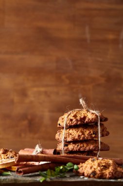 Çikolatalı Bisküvi, tarçın ve ahşap arka plan üzerinde kurutulmuş portakal ile Noel kompozisyon yakın çekim.