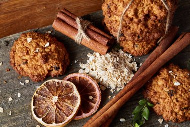 Çikolatalı Bisküvi, tarçın ve ahşap arka plan üzerinde kurutulmuş portakal ile Noel kompozisyon yakın çekim.