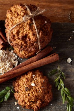 Çikolatalı Bisküvi, tarçın ve ahşap arka plan üzerinde kurutulmuş portakal ile Noel kompozisyon yakın çekim.