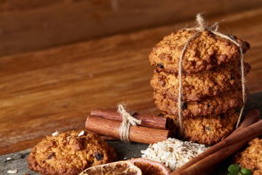 Çikolatalı Bisküvi, tarçın ve ahşap arka plan üzerinde kurutulmuş portakal ile Noel kompozisyon yakın çekim.