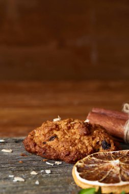 Çikolatalı Bisküvi, tarçın ve ahşap arka plan üzerinde kurutulmuş portakal ile Noel kompozisyon yakın çekim.