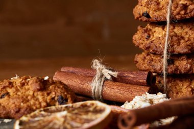 Çikolatalı Bisküvi, tarçın ve ahşap arka plan üzerinde kurutulmuş portakal ile Noel kompozisyon yakın çekim.