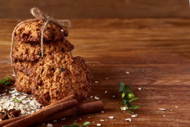 Çikolatalı Bisküvi, tarçın ve ahşap arka plan üzerinde kurutulmuş portakal ile Noel kompozisyon yakın çekim.