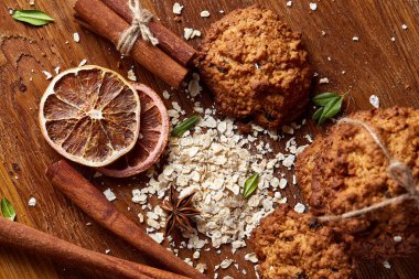 Çikolatalı Bisküvi, tarçın ve ahşap arka plan üzerinde kurutulmuş portakal ile Noel kompozisyon yakın çekim.