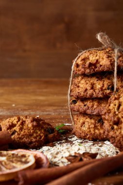 Çikolatalı Bisküvi, tarçın ve ahşap arka plan üzerinde kurutulmuş portakal ile Noel kompozisyon yakın çekim.