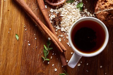 Bir fincan sıcak çay, kurabiye ve dekorasyon ahşap arka plan, seçici odak üzerinde bir oturum ile Noel kavramı