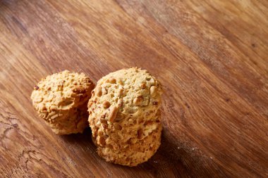 Çikolata Bisküvi bir rustik ahşap arka plan, yakın çekim, seçici odak grup.