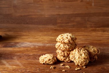 Çikolata Bisküvi bir rustik ahşap arka plan, yakın çekim, seçici odak grup.