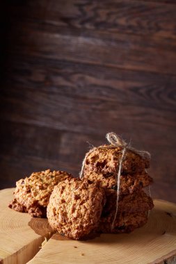 Çikolata Bisküvi bir yuvarlak ahşap oturum rustik ahşap arka plan, yakın çekim, seçici odak grup.