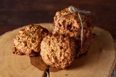 Çikolata Bisküvi bir yuvarlak ahşap oturum rustik ahşap arka plan, yakın çekim, seçici odak grup.